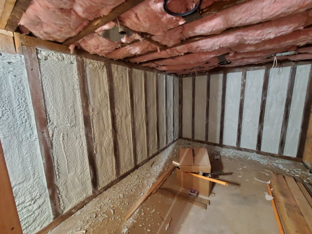  

                     Room with spray foam insulation applied between wall studs and batt insulation on the ceiling.






                     