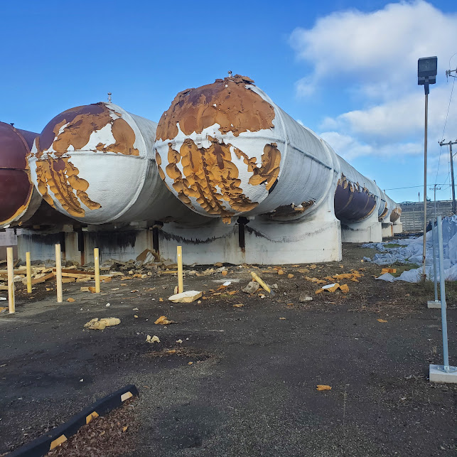  

                     Cold storage tanks undergoing SPF insulation application in Oakland, with workers on-site.




                     